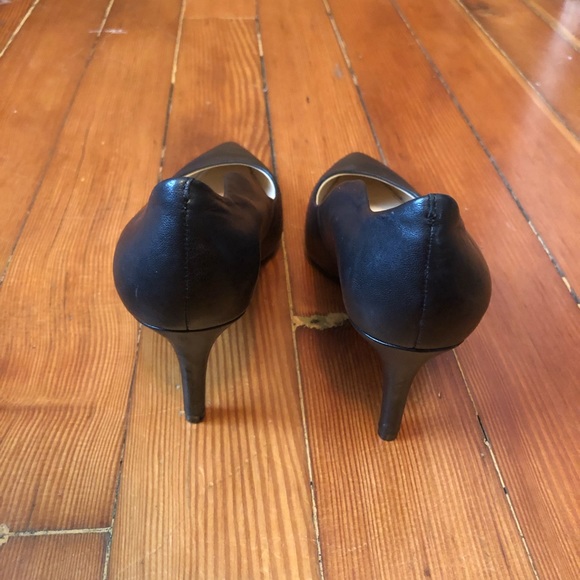 Vince Camuto Black Leather Pump - Picture 8 of 8